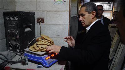 محافظ الغربية يفاجئ مخابز طنطا للوقوف على جودة الرغيف 