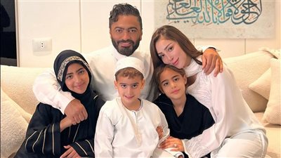 بصورة مع بسمة بوسيل وأبنائه.. تامر حسني يثير الجدل في ليلة رأس السنة
