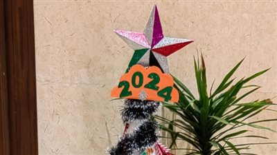 البيئة: شجرة ميلاد ٢٠٢٤ مصنوعة من مواد معاد تدويرها.