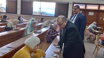 نائب رئيس جامعة السادات يتفقد امتحانات الترم الأول بكلية التجارة