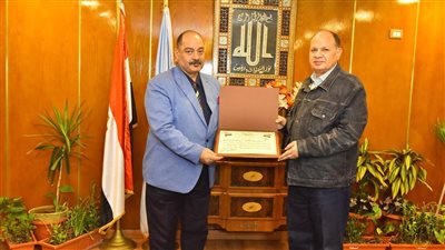 محافظ أسيوط يُكرّم عميد كلية التربية النوعية