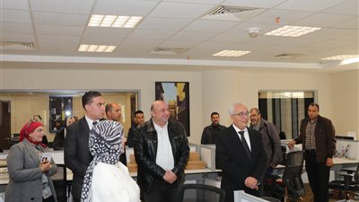 وزير التعليم يستهل العام الجديد بتفقد مبنى الوزارة لمتابعة سير العمل وتهنئة العاملين
