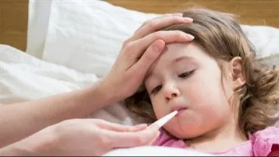 طرق تنزيل الحرارة عند الأطفال.. وصفات طبية بسيطة 