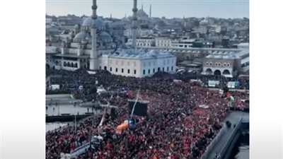 شاهد| احتشاد عشرات الآلاف فوق جسر غلاطة في تركيا تضامنا مع غزة
