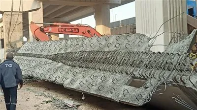 تفاصيل حادث سقوط كمرة خرسانية على محور كمال عامر ببولاق الدكرور (صور)