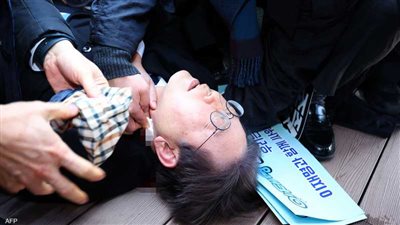 التفاصيل الكاملة حول تعرض زعيم المعارضة الكوري الجنوبي للطعن في الرقبة