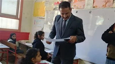 وكيل تعليم الجيزة يتفقد لجان امتحانات النقل للمواد الغير مضافة للمجموع بمدارس الهرم