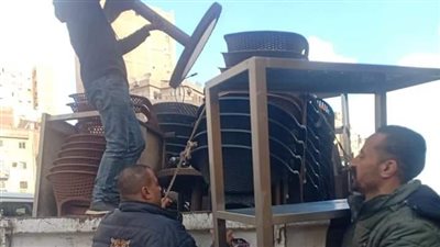 غلق وتشميع محل مخالف بالعجوزة ورفع إشغالات المحال والمطاعم بفيصل