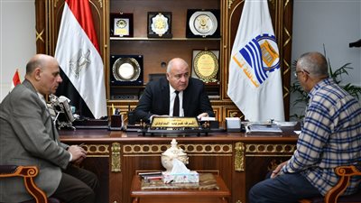 محافظ قنا يستقبل المواطنين بمكتبه لبحث شكواهم