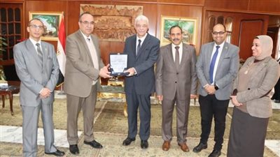 رئيس جامعة المنوفية يكرم رعاة ومنسقي ملتقي ربط البحث العلمي بالصناعة