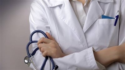 حبس وغرامة.. ما العقوبة التي ينتظرها منتحلي صفة الطبيب؟