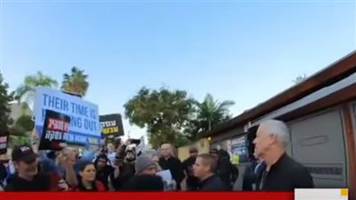 أهالي المحتجزين الإسرائيليين يتظاهرون أمام منزل غانتس (فيديو)