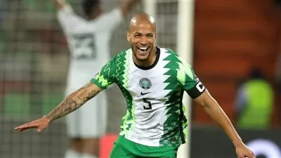 بعد غياب ثلاثة أشهر.. مدافع نيجيريا يعبر عن سعادته بالعودة إلى معسكر النسور