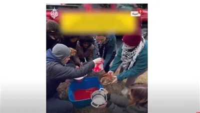 أمام منزل بلينكن.. مشهد تمثيلي يحاكي جرائم الاحتلال في غزة (فيديو)