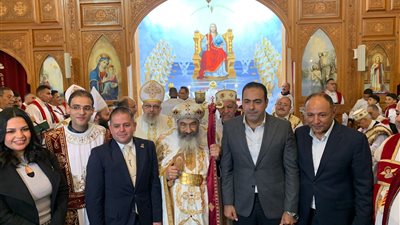 محافظ بورسعيد يزور عددا من الكنائس.. ويقدم التهنئة بعيد الميلاد المجيد