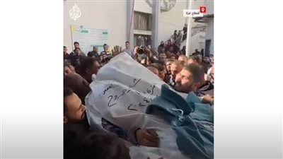 شاهد| لحظة تشييع جثمان حمزة الدحدوح.. ووالده يتقدم جنازنه