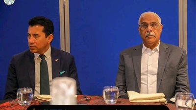 وزير الرياضة يزور معسكر المنتخب قبل السفر إلى كوت ديفوار