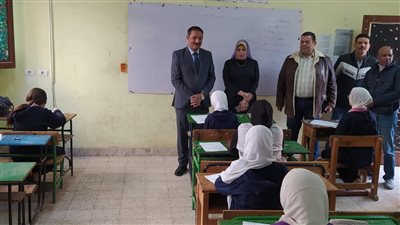 وكيل تعليم الجيزة يتابع لجان امتحانات النقل خلال يومها الأول.. صور