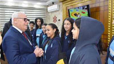 محافظ بورسعيد يتفقد مدرسة السيف الحديثة للغات بحي المناخ