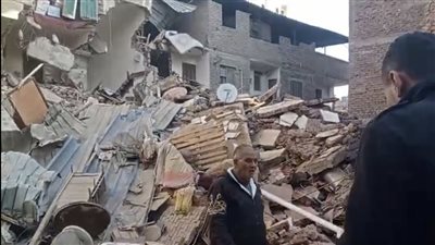 لجنة المنشآت الآيلة للسقوط تعاين العقارات بعد انهيار عقار عزبة الشال بالمنصورة (صور)