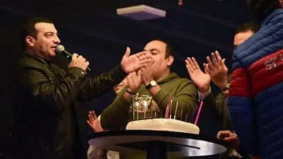  أصدقاء إيهاب توفيق ومحبيه يحتفلون بعيد ميلاده وتألقه في 