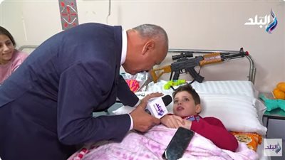 شاهد.. طفل فلسطيني يكشف تفاصيل تعرض 50 شخصا من عائلته لصاروخ إسرائيلي