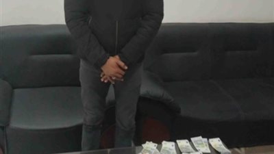 ضبط سائق لإتجاره غير المشروع في النقد الأجنبي بالبحر الأحمر