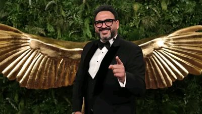 لفته إنسانية.. أكرم حسني ببدلة على شكل علم فلسطين في حفل توزيع جوائز Joy Awards