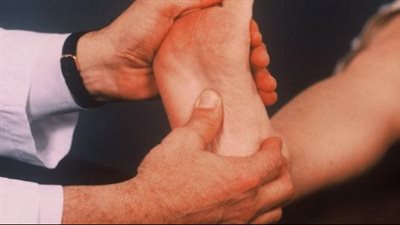 ألم باطن القدم.. الأسباب والتشخيص والعلاج المؤثر