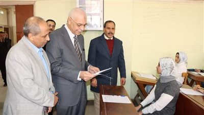 رئيس جامعة المنوفية يتفقد سير امتحانات كلية الآداب ووحدة التصحيح الإلكتروني 