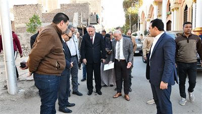 سيرا على الأقدام.. محافظ قنا يتابع حالة الطرق بشوارع العاصمة