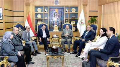 رئيس جامعة المنصورة يستقبل وفد جامعة مانشستر لطب الأسنان لتعظيم التعاون 