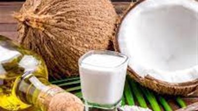 لشعر صحي.. أيهما أفضل زيت أم حليب جوز الهند؟