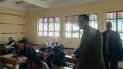 وكيل تعليم قنا يتابع امتحانات النقل بالمرحلة الثانوية