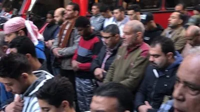 مئات المواطنين يؤدون صلاة الجنازة على 