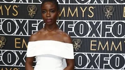 جوي سنداي تطل بالأبيض في حفل توزيع جوائز إيمي الـ75