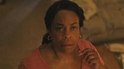 نيسي ناش بيتس تفوز بجائزة أفضل ممثلة مساعدة Dahmer Monster