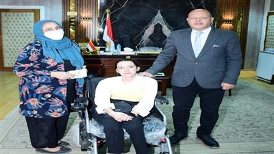 جامعة سوهاج تهدى طالبة من ذوى الهمم كرسيا كهربائيا متحركا