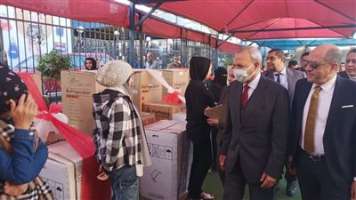 محافظ القليوبية يشهد توزيع أجهزة كهربائية لـ 50 عروسة ببنها	