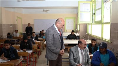محافظ أسوان يتفقد لجان امتحانات الشهادة الإعدادية
