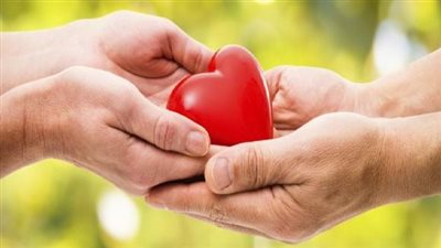 خبيرة أسرية تحذر الأزواج من الإفراط في مشاعرهم: هيتحول لشك وغيرة