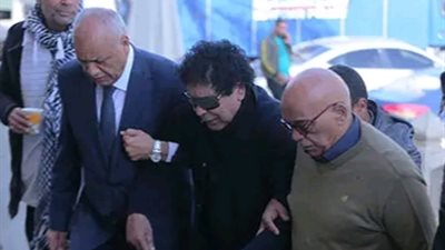 انهيار الفنان محمد منير أثناء تشييع جنازة شقيقته.. ومصطفى بكري يسانده 