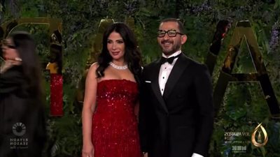أحمد حلمي ومنى زكي أول ثنائي في حفل جوائز جوي أوردز joy awards