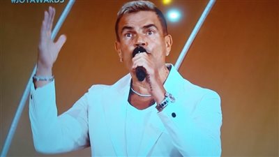 انتوا صدقتوا أنا بغني بلاي باك.. أبرز قفشات عمرو دياب في حفل Joy awards 