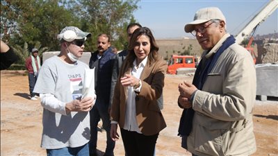 وزيرة الثقافة تتفقد ورشة عمل الدورة 28 لسمبوزيوم أسوان الدولي لفن النحت