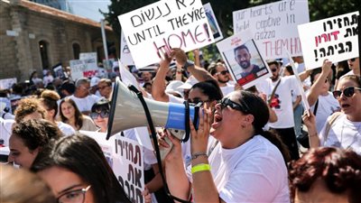 أهالي الرهائن الإسرائيليين يغلقون الشوارع في تل أبيب وحيفا والشرطة تعتقل 7 أشخاص 