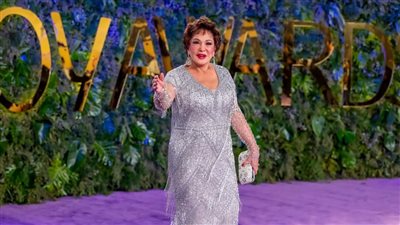 بالقبلات.. لبلبة تقبل الحاضرين أثناء دخولها أوردز - joy awards