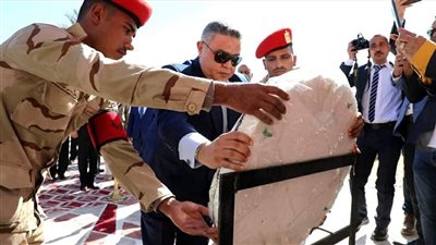 محافظ البحر الأحمر يضع إكليلًا من الزهور علي النصب التذكاري بمقابر الشهداء بالغردقة