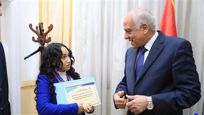 محافظ الجيزة يكرم طالبة لحصولها على ذهبية بطولة إنجلترا للخماسي الحديث