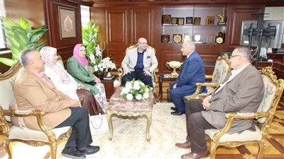 محافظ بني سويف يلتقي وفدًا من النقابة العامة للعاملين بالخدمات الصحية